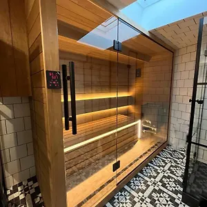 Luxury Bright Great Location Sauna Apartament